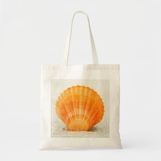 Bolsa Tote Scallop Shell alaranjado que está ereto na areia (Frente)
