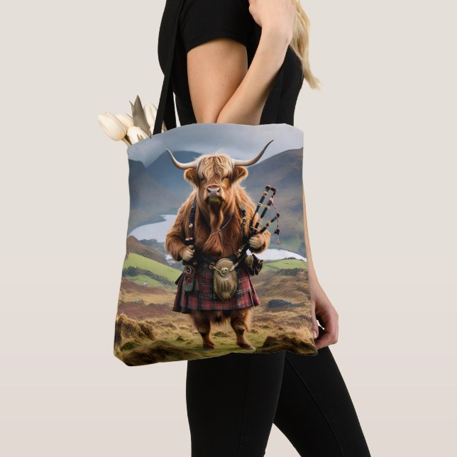 Bolsa Tote Scottish Highland Cow Bagpiper, (Close Up)