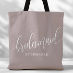 Bolsa Tote Script Moderno da Bridesmaid da Lavanda empoeirada<br><div class="desc">Mostre seu apreço à sua festa noiva com esta lavanda poeirenta, na moda roxa, bolsa de tote. Apresentando um roteiro moderno e personalizável com o nome de sua dama de honra, este saco de tote é prático e elegante. A cor suave e o design chic tornam-no perfeito para o essencial...</div>