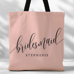 Bolsa Tote Script Moderno de Bridesmaid Rosa de Coral Suave<br><div class="desc">Mostre seu apreço à sua festa noiva com este saco de tote cor-de-rosa-coral-macia na moda. Apresentando um roteiro moderno e personalizável com o nome de sua dama de honra, este saco de tote é prático e elegante. A cor suave e o design chic tornam-no perfeito para o essencial do dia...</div>