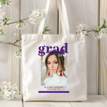 Bolsa Tote Script Moderno Elegante de Festa de formatura de F<br><div class="desc">Festa de formatura de fotos Elegante Modern Script Tote Bag apresenta sua foto favorita com o simples texto roxo "Formando (ano)" e seu nome e detalhes personalizados de graduação na frente. Perfeito para o formando como presente de graduação ou decoração festa de formatura. Criado por ©2023 Evco Studio www.zazzle.com/store/evcostudio</div>