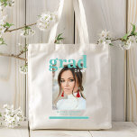 Bolsa Tote Script Moderno Elegante de Festa de formatura de F<br><div class="desc">Festa de formatura fotográfica Elegante Modern Script Tote Bag apresenta sua foto favorita com o simples texto turquesa "Formando (ano)" e seu nome e detalhes personalizados de graduação na frente. Perfeito para o formando como presente de graduação ou decoração festa de formatura. Criado por ©2023 Evco Studio www.zazzle.com/store/evcostudio</div>