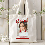 Bolsa Tote Script Moderno Elegante de Festa de formatura de F<br><div class="desc">Festa de formatura fotográfica Elegante Modern Script Tote Bag apresenta a sua foto favorita com o simples "Formando (ano)" de texto vermelho burgundy e o seu nome e detalhes personalizados de graduação na frente. Perfeito para o formando como presente de graduação ou decoração festa de formatura. Criado por ©2023 Evco...</div>