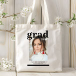 Bolsa Tote Script Moderno Elegante de Festa de formatura de F<br><div class="desc">Festa de formatura de fotos Elegante Modern Script Tote Bag apresenta sua foto favorita com o simples texto preto "Formando (ano)" e seu nome e detalhes personalizados de graduação na frente. Perfeito para o formando como presente de graduação ou decoração festa de formatura. Criado por ©2023 Evco Studio www.zazzle.com/store/evcostudio</div>