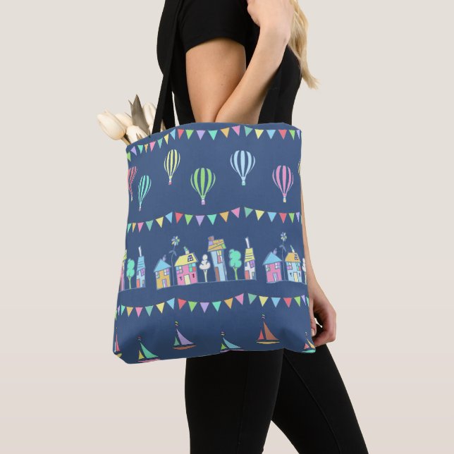 Bolsa Tote Seaside Town Sail Boats and Bunting Pattern Blue (Close Up)