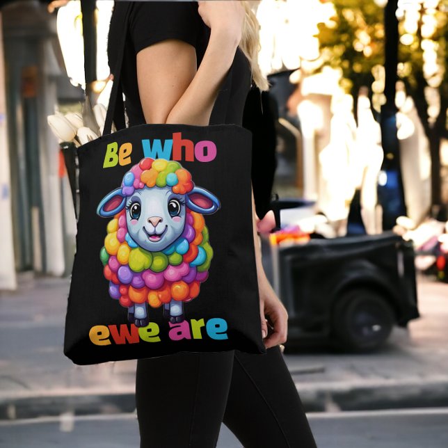 Bolsa Tote Seja quem for, Rainbow Sheep (Be who ewe are Rainbow Sheep Tote Bags from Ricaso. LGBT gay pride cute be who you are colorful lamb)