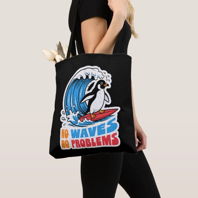 Bolsa Tote Sem Ondas Sem Problemas Pinguim Engraçado Surfando (Close Up)