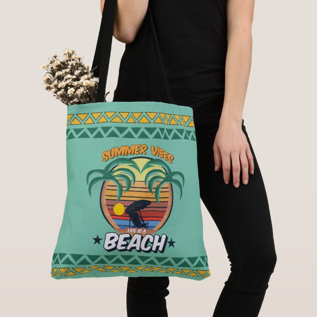 Bolsa Tote Serenidade à beira-mar num cenário verde (Close Up)