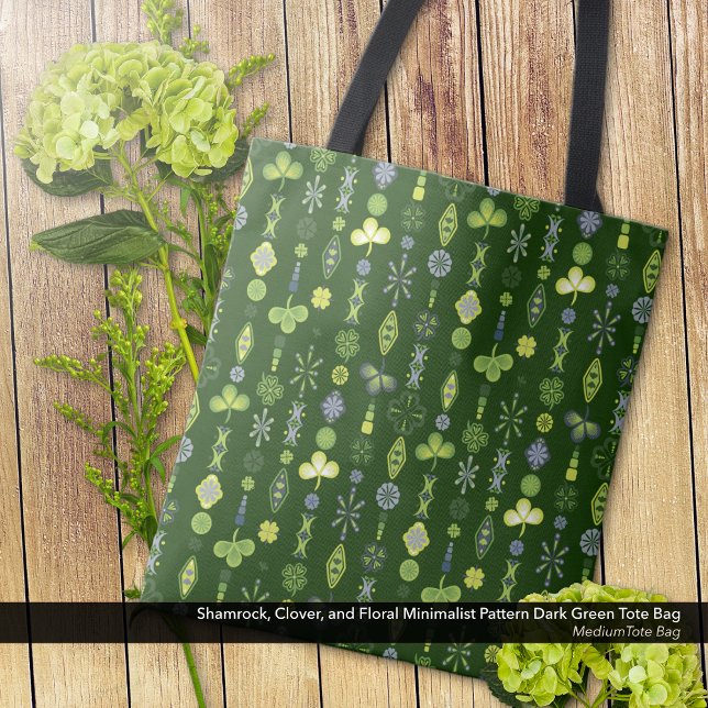 Bolsa Tote Shamrock aproxima Padrão Moderno Mínimo Verde Escu (Shamrock, Clover, and Floral Minimalist Pattern Dark Blue Tote Bag - Medium Size)
