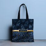 Bolsa Tote Shimmer de Impressão do Leopardo Azul Nome Floral<br><div class="desc">As Malas de Tote de Nome Floral Tropical do Shimmer de Impressão Azul-Leopardo apresentam um elegante padrão de impressão leopardo azul e preto e um padrão floral tropical com seu nome personalizado no centro de uma banda de ouro. Personalize editando o texto nas caixas de texto. Projetado para você por...</div>