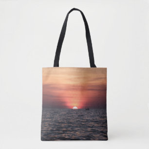 BOLSA TOTE SILHOUTE DE PESSOA NO CORPO DE ÁGUA DURANTE O SUNS