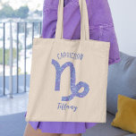 Bolsa Tote Símbolo de Astrologia de Capricórnio Cujo Roxo é P<br><div class="desc">Este saco de tote de Capricórnio roxo e lavanda bonito apresenta o seu sinal astrológico do Zodiac num belo brilho como as constelações. Personalize este presente bonitinho com seu nome em lindos scripts cursivos para alguém que faz aniversário no final de dezembro ou no início de janeiro.</div>