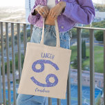Bolsa Tote Símbolo de Astrologia do Cancer bonito - Aniversár<br><div class="desc">Este saco de tote de Cancer roxo e lavanda,  bonito,  personalizado,  apresenta seu sinal astrológico do Zodiac em um belo brilho como as constelações. Personalize este presente fofo com o seu nome em lindos programas cursivos para alguém que faz aniversário no final de junho ou no início de julho.</div>
