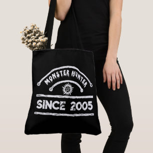 Bolsa Tote Símbolo de Caçador de Monstros com Tipografia Angu