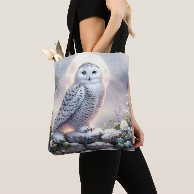 Bolsa Tote Snowy Owl in Moonlit Winter Garden (Close Up)