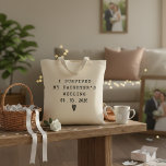 Bolsa Tote Sobrevivi ao Casamento da Minha Filha Citação Hilá<br><div class="desc">Carregue suas memórias com estilo nesta bolsa de mão com a inscrição “I Survived My Daughter’s Wedding” (Sobrevivi ao Casamento da Minha Filha). O texto preto em negrito e a data personalizável transformam-na em um objeto pessoal inesquecível de um dia inesquecível. Espaçosa e robusta, é perfeita para celebrações familiares, tarefas...</div>