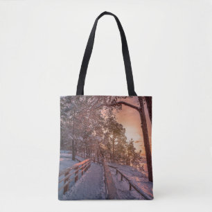 Bolsa Tote Sol de inverno na floresta de pinheiros perto do m