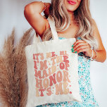 Bolsa Tote Sou eu, sou a Madrinha de casamento, sou eu person<br><div class="desc">Apresentando o "It's Me Hi I m the Madrinha de casamento" Personalized Tote Bag - a combinação perfeita de estilo e funcionalidade para a sua estimada Madrinha de casamento. Esta mochila cor-de-rosa de pêssego e giro não é apenas um acessório; é uma peça de declaração que reflete a importância do...</div>
