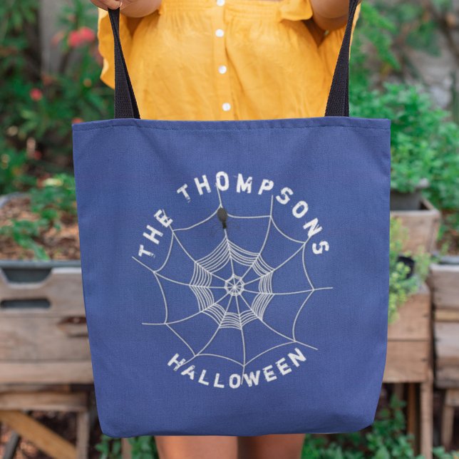 Bolsa Tote Spider Spooky na aranha personalizada na Web (Spooky spider web Halloween tote bag with creepy spider design and personalized name.)