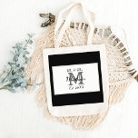 Bolsa Tote Sr. Elegante e Sra. Name Black Wedding<br><div class="desc">Um simples e elegante negro e branco Sr. & Sra. Monogrammed Wedding Tote Bag. Personalize com o Sobrenome da Newlyws e Inicial. Você pode personalizar para toda a sua festa noiva! Presentes personalizados para Casais — faz um casamento ou um presente de aniversário de excelente.</div>