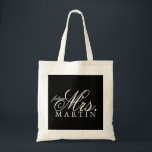 Bolsa Tote Sra. do futuro da sacola<br><div class="desc">A sacola com texto para o dia especial,  adiciona facilmente seu texto feito sob encomenda e muda a cor do fundo para serir seu estilo. O sobrenome como mostrado dobro-é espaçado,  solteiro-espaço do uso ou tamanho do texto da diminuição para caber uns nomes mais longos no coração.</div>