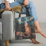 Bolsa Tote Starry Night Purfection<br><div class="desc">Starry Night Purfection Tote Bag - Esta obra-prima absoluta de uma bolsa de tote apresenta uma das mais conhecidas obras de arte no mundo A Noite Estrelada de Van Gogh com a reviravolta "purr-fect". Imaginem um gato elegante deitado no telhado, cercado por estrelas girando e uma lua brilhante. Quer você...</div>