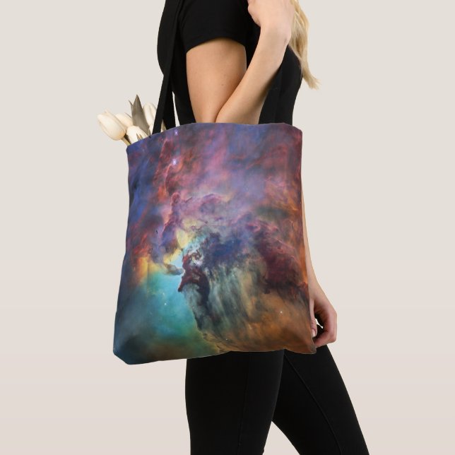 Bolsa Tote Stormy Seas of Lagoon Nebula em Sagitário (Close Up)