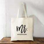 Bolsa Tote Sua Própria Personalização<br><div class="desc">Dê a ele sua própria bolsa de tote personalizada com uma grande tipografia caprichosa "Sr." e seu sobrenome. A senhora deputada também dispõe de um bolsa correspondente. Estas dão excelentes para recém-casados, familiares, colegas, professores, amigos e muito mais.</div>