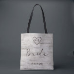 Bolsa Tote Suecas talhadas, Rustic Birch Monograma Bride<br><div class="desc">Madeira de passarinho russa talhada talhada com Cinza de Latido de árvore de passarinho branco e Design de de de passarinho branco, e um olhar patina afetuoso. Este design de madeira reivindicado apresenta as iniciais do casal gravadas na forma cardíaca dentro da árvore. Além disso, fontes chic country em tipografia...</div>