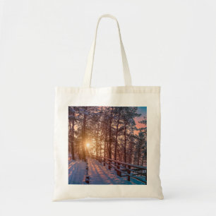 Bolsa Tote Sunset na floresta de pinheiros com neve com raio