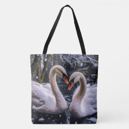 Bolsa Tote Swans Românticos em uma Terra Maravilha de inverno