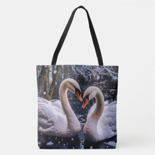 Bolsa Tote Swans Românticos em uma Terra Maravilha de inverno