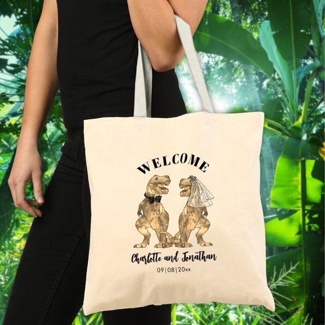 Bolsa Tote T-Rex Bride e Casamento do Groom Dinossaur Bem-Vin (Dinosaur themed wedding welcome favor tote with funny T-Rex bride and groom)