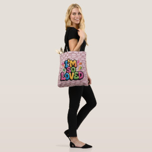 Bolsa Tote Tag de Grafite 'Eu Sou Muito Amado' em Tijolo Rosa