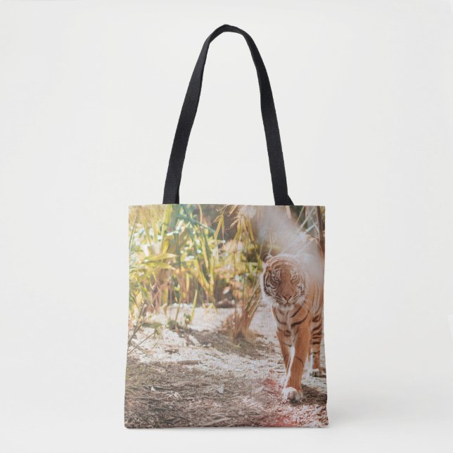 BOLSA TOTE TIGRE MARAVILHOSA NO GESTO DE CAMINHADA (Frente)