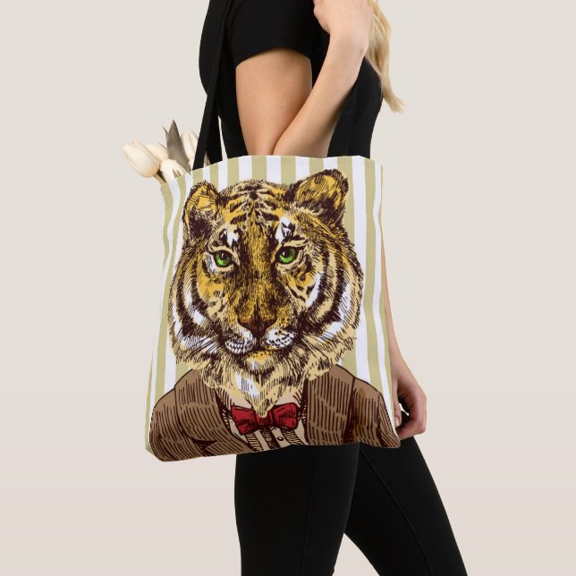 Bolsa Tote Tigre no desgaste da noite (Close Up)