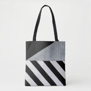 Bolsa Tote Tinta branca e diagonal esticada a preto na parede