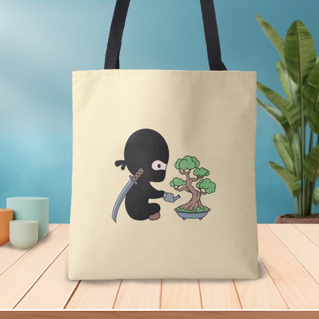 Bolsa Tote Tiny Ninja cuidando da árvore Bonsai em amarelo (Criador carregado)