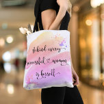 Bolsa Tote Tipografia Chic Cor de Água Rosa-Rosa Bem-Sucedida<br><div class="desc">"Por trás de cada mulher bem-sucedida está ela mesma." Quem precisa do Príncipe Encantado? Faça o seu próprio "feliz para sempre" e aceite o "poder feminino" sempre que comprar com esta na moda, colorida bolsa de tote feminista feminista com doce tipografia escrita à mão, preta, sobrepondo-se a um brejo de...</div>
