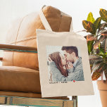 Bolsa Tote Tipografia Negra Minimalista com Foto do Coração V<br><div class="desc">Carregue sua própria foto para criar um saco de tote personalizado. Esta bolsa tem um estilo simples e minimalista com letras no estilo da máquina de escrever preta e sotaque cardíaco vermelho abaixo de sua própria foto quadrada.</div>