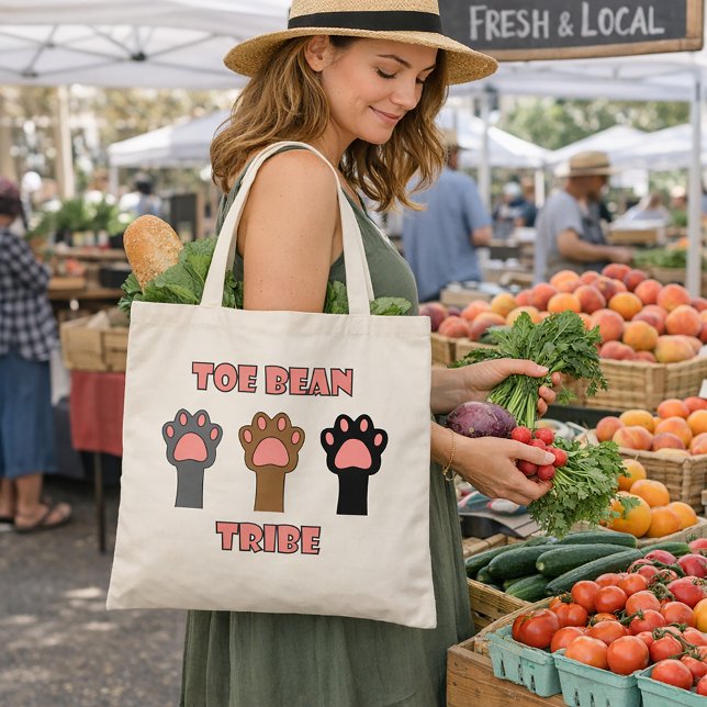 Bolsa Tote Toe Bean Tribe Cute Cat Paws (A tote bag with three cat paws and the words toe bean tribe in pink with a gray outline.)