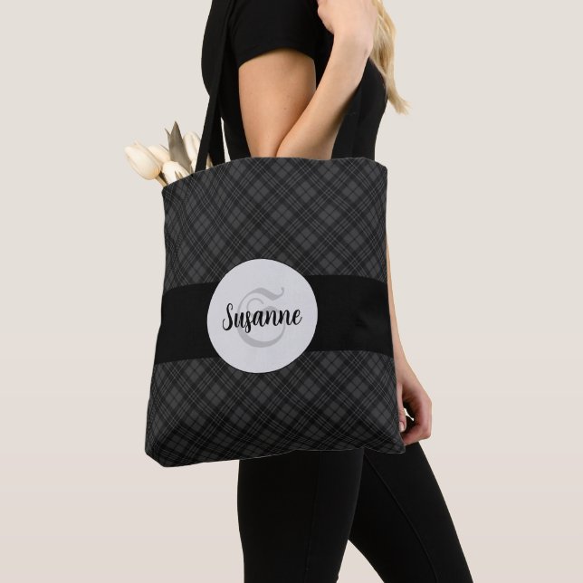 Bolsa Tote Trendy Black White Tartan Personalize Monograma (Close Up)