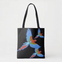 Três Macaws Voadoras