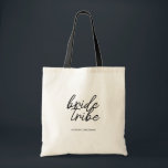 Bolsa Tote Tribo Bride | Bachelorette Bridesmaid Modern<br><div class="desc">Simples, moderno e na moda, "Tribo da Noiva" cita camiseta feminina com letra de script em preto e branco em estilo de moda. Os nomes podem ser personalizados com nomes do seu partido noivo. Você pode usá-lo para a noiva, madrinhas, floreiras ou Mãe da Noiva. Os acessórios coordenadores para a...</div>