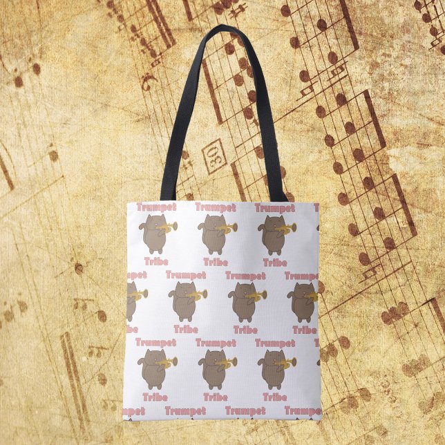 Bolsa Tote Tribo da Trombeta Padrão de Gato Marrom (A tote bag with a pattern of a cat playing the trumpet and the words trumpet tribe in pink.)