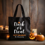 Bolsa Tote Trick ou Tratar Halloween Personalizado de Script<br><div class="desc">Estas bolsa de Halloween e bolsas doces assustadoras apresentam "Trick or Tratat" em um roteiro branco moderno com um sotaque de abóbora laranja e cor de fundo preta.</div>