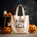 Bolsa Tote Trick ou Tratar Halloween Personalizado de Script<br><div class="desc">Estas bolsa de Halloween e bolsas doces assustadoras apresentam "Trick or Tratat" em um roteiro preto moderno com um sotaque laranja de abóbora. Personalize e solicite bolsas correspondentes para sua família.</div>