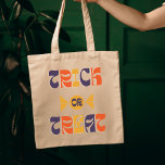 Bolsa Tote Trick ou Treine Kids Halloween Candy Tote Bag<br><div class="desc">Um saco doce e colorido de Halloween que diz Trick ou Treat e é reutilizável e excelente para entregar doces ou carregandos na noite de Halloween!</div>