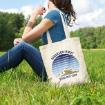 Bolsa Tote Trilha da Família Costeira Azul Sunset<br><div class="desc">Este pôr do sol legal e azul sobre montanhas rochosas na natureza faz uma imagem excelente para um conjunto de sacos de tote personalizados para uma reunião familiar, viagem de ida e volta ou férias de verão. Comemore sua viagem de montanha com presentes da natureza para mãe, pai, irmão e...</div>