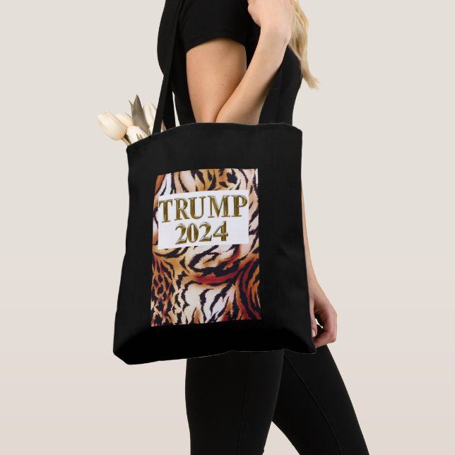 BOLSA TOTE TRUMP 2024 (Close Up)